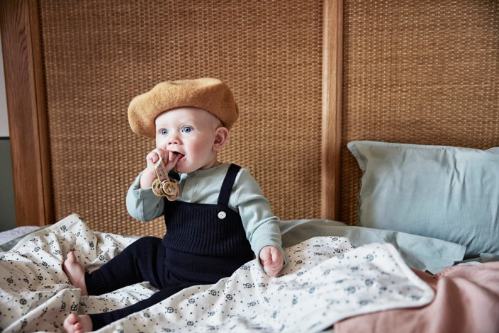 baby beret pearl velvet blanket pacifier AW19 elodie details lifestyle 1000px